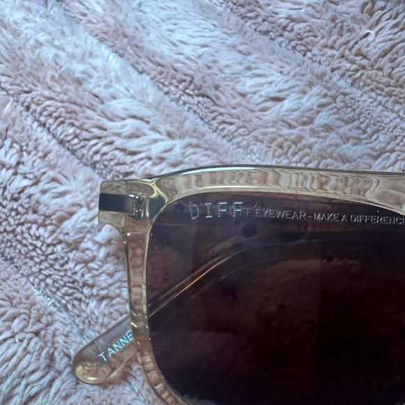 DIFF woman’s tan framed sunglasses - Picture 3 of 7